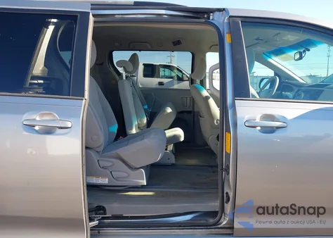 2013 Toyota Sienna Le V6 8 Passenger z USA, uszkodzony, nr VIN 5TDKK3DCXDS318543